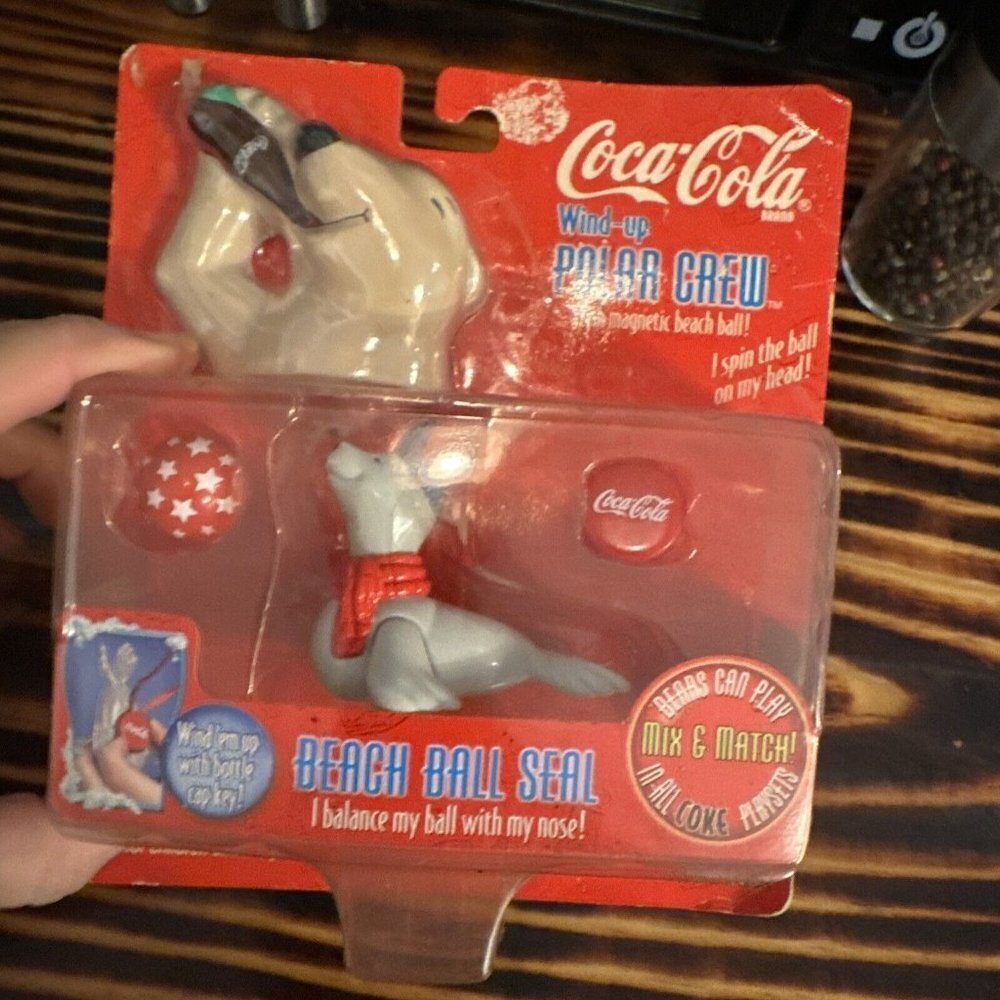 Vintage 1998 Coca Cola Polar World Crew Wind-Up Seal with Beach Ball. New‎